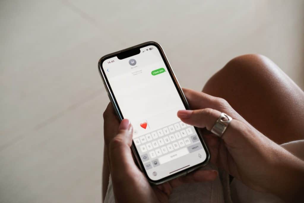 Kako održati kemiju na daljinu putem poruka i poziva